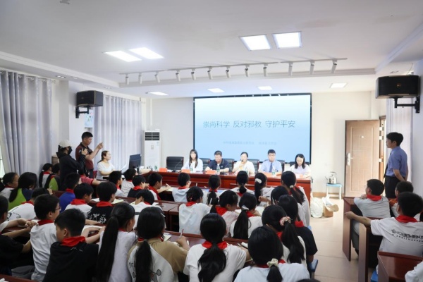 600湖北襄阳：组建“青春自护”讲师团 守护青少年健康成长 图片1_副本.jpg